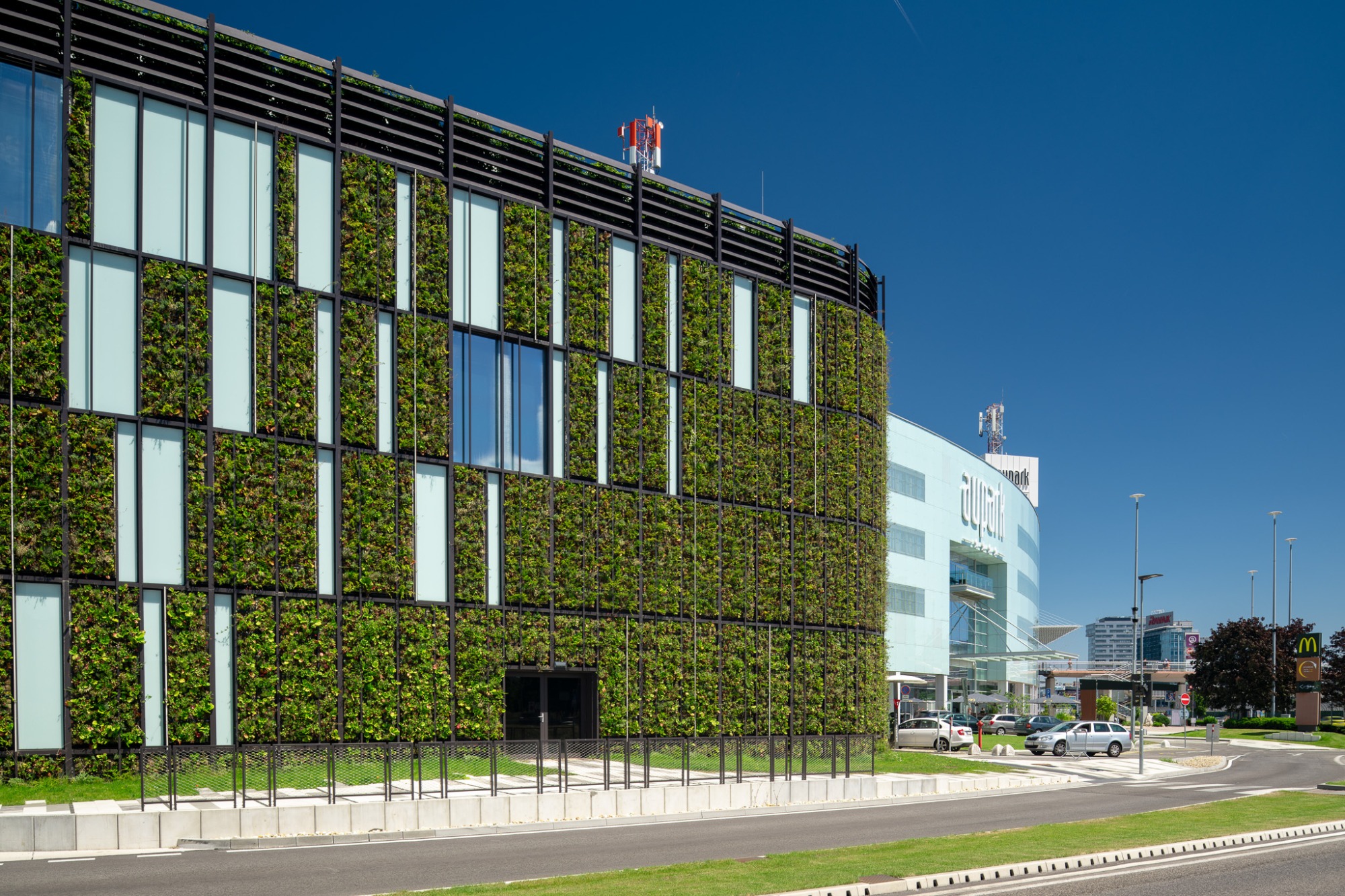 Az Aupark Bratislava zöldhomlokzata a LIKO-S-től — és indul az Év Épülete 2025 díjért